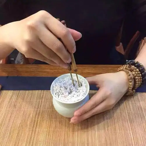 Cleaning monian‘s ceramic incense holder 