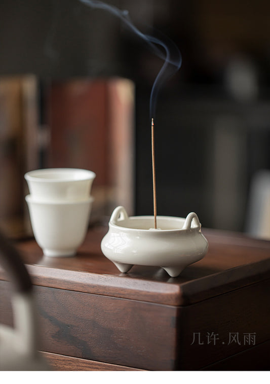 Minimalist White Ceramic Incense Burner – Tripod Design for Tea Rituals