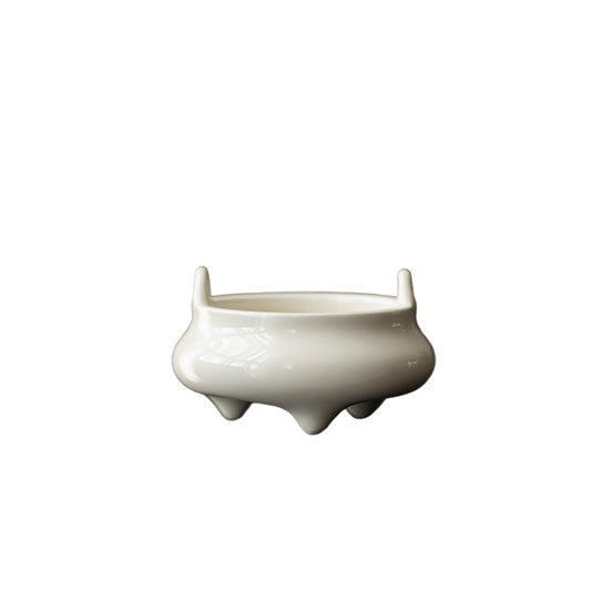 Minimalist White Ceramic Incense Burner – Tripod Design for Tea Rituals
