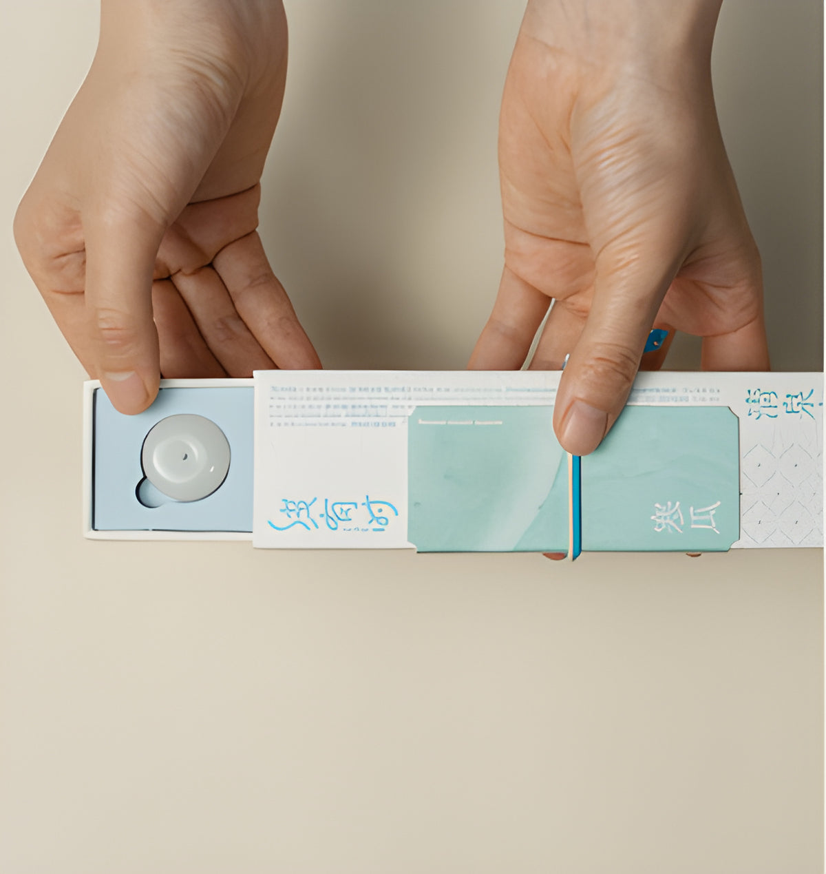 Hands sliding open the melon note incense box to reveal the round holder.
