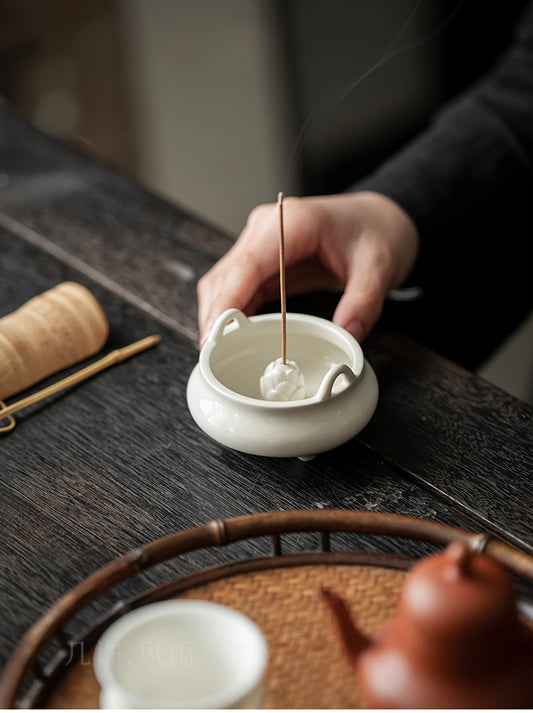 Minimalist White Ceramic Incense Burner – Tripod Design for Tea Rituals